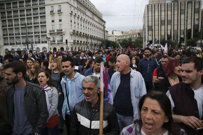 Los sindicatos han convocado manifestaciones de protesta en Atenas y en las principales ciudades del país. En la imagen, una multitud de manifestantes en Atenas.