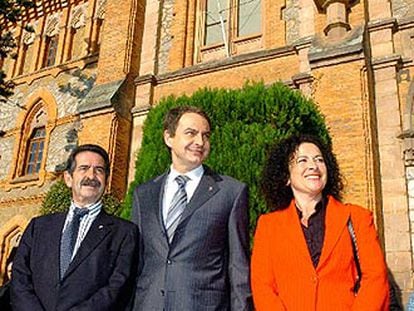 José Luis Rodríguez Zapatero, entre el presidente de Cantabria, Miguel Ángel Revilla, y la alcaldesa de Comillas, María Teresa Noceda.