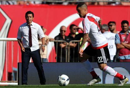 Marcelo Gallardo, entrenador del River Plate, observa a Andrés D'alessandro.