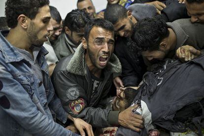 Un palestino llora en la morgue del hospital Shifa de Gaza sobre el cuerpo de un familiar muerto durante los bombardeos israelíes del 18 de noviembre.