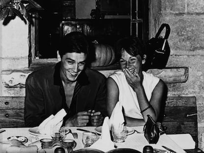 Alain Delon y Pascale Petit en La Colombe d'Or. |