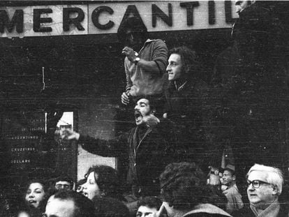 Manifestantes protestan contra el golpe de Estado, en la tarde del 9 de julio de 1973.