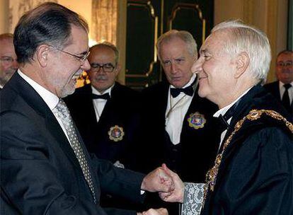 El presidente del CGPJ, Carlos Dívar, saluda al ministro de Justicia, Mariano Fernández Bermejo, en la apertura del año judicial que se ha celebrado esta tarde