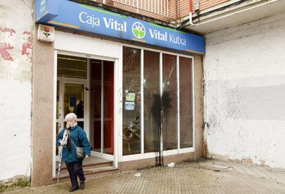 Fachada de la sucursal de Caja Vital atacada el jueves en Vitoria.