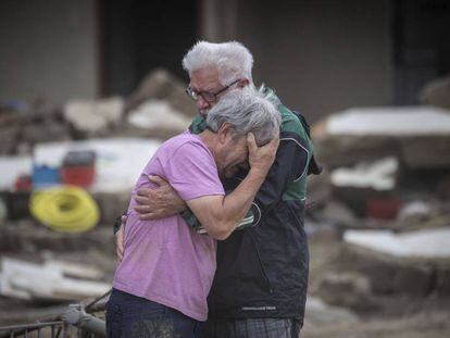 Dos hermanos se abrazan tras las inundaciones en Altenahr (Alemania).