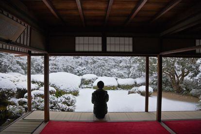 Ahora que llega la Navidad, tiempo de reflexión para poner el cuentakilómetros a cero, se presenta un momento perfecto para escaparse a uno de esos silenciosos centros de retiro espiritual repartidos por todo el mundo. Como el templo zen de Shisen-do, en Kioto.