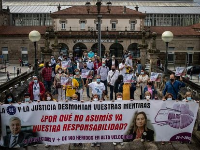 Manifestación de las víctimas del Alvia en la estación de tren de Santiago el pasado julio.