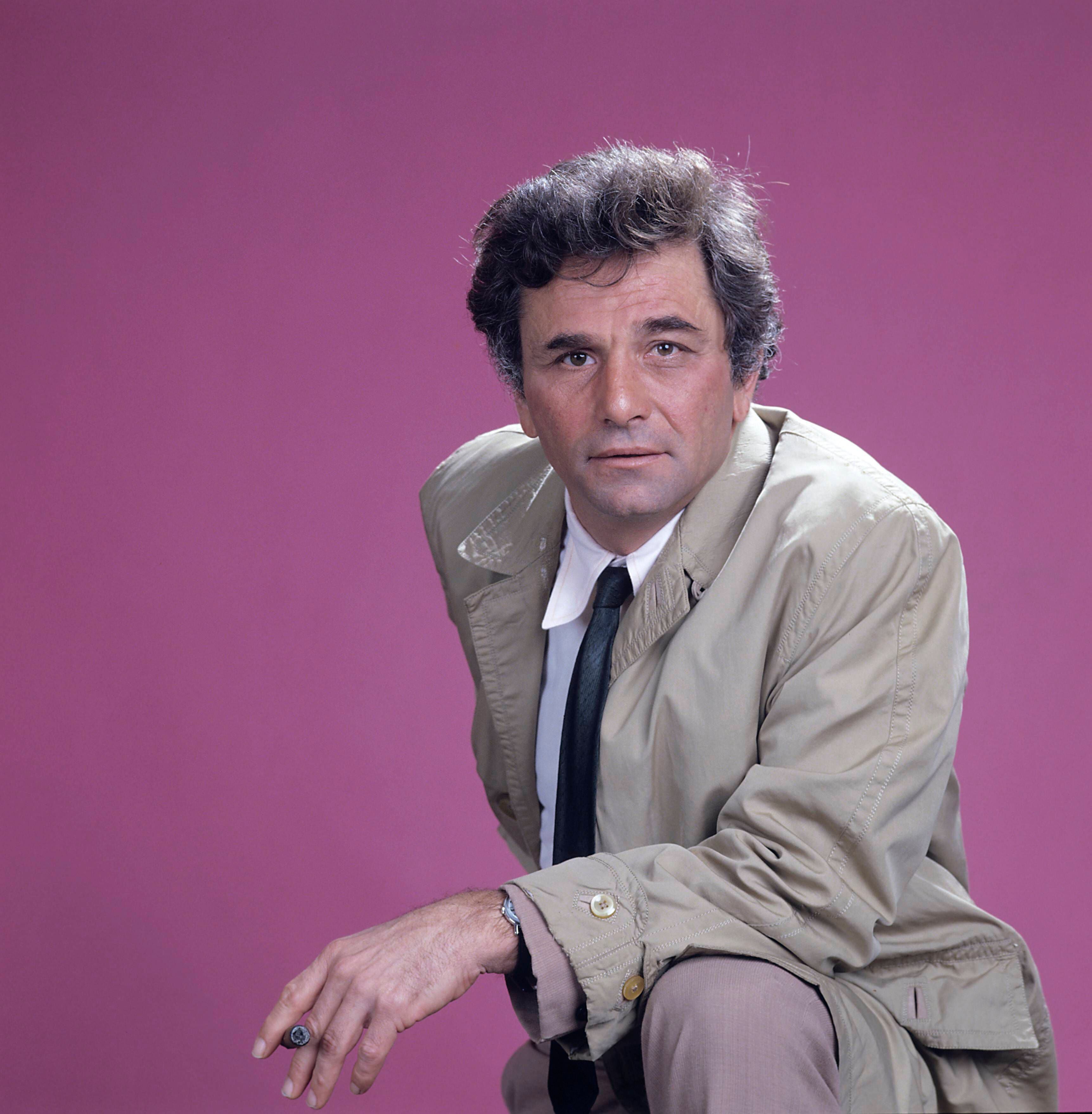 La gabardina de Colombo era de Cortefiel: cómo llegó a manos de Peter Falk una de las prendas más icónicas de la televisión