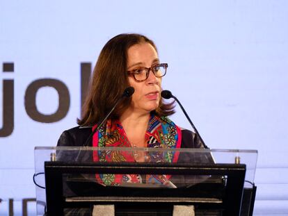 La canciller de Chile, Antonia Urrejola, habla durante su participación en el foro 'El reto social de América Latina', en Santiago, el 30 de septiembre de 2022.