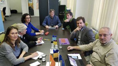 El expresidente Puigdemont y los consejeros cesados, en una reunión con la secretaria general de ERC, Marta Rovira.