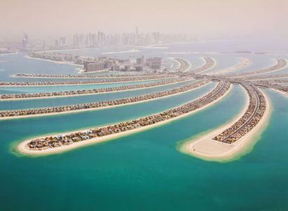 Isla con forma de palmera en medio del golfo pérsico (Dubai)