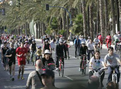 La franja litoral de Alicante, ocupada ayer por las bicicletas y los ciudadanos a pie.
