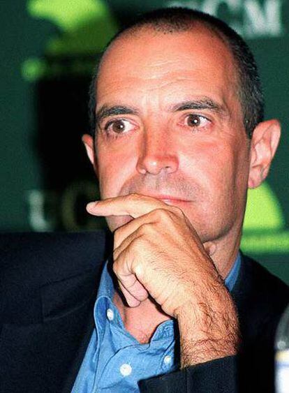 Imagen de archivo, tomada en San Lorenzo de El Escorial (Madrid) el 27 de julio de 2000, de Luis Fernández que será propuesto para dirigir la nueva RTVE tras un acuerdo alcanzado entre el PP y el PSOE.