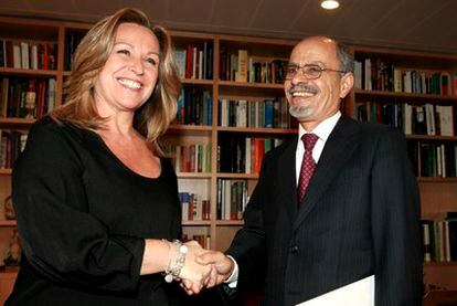 Trinidad Jiménez saluda al embajador de Marruecos, Ahmedu Uld Suilem.