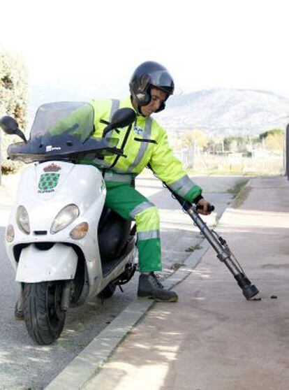 Una &#039;motocaca&#039; recoge excrementos caninos en las calles de Galapagar.