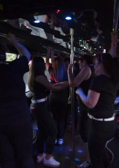 Despedida de soltera en un autobús.