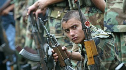 Un soldado paramilitar durante una ceremonia cerca de Turbo, Colombia, en noviembre de 2004.