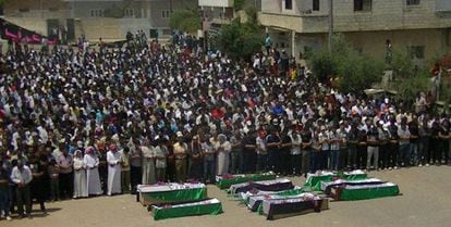 Cientos de personas asisten a un funeral en Deraa, en el sur de Siria.