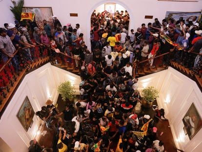 Manifestantes dentro del palacio presidencial, este sábado en Colombo.
