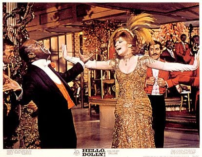 Louis Armstrong y Barbra Streisand, en un fotograma del musical 'Hello, Dolly!' (1969). Por su trabajo, ella fue nominada a un Globo de Oro como mejor actriz de comedia-musical. Historia que también protagonizó en Broadway. El teatro ha sido otra de sus pasiones, y ya en 1970 se llevó el premio Tony como artista de la década.