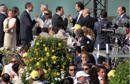 Camps, Rajoy y otros dirigentes populares, durante la visita del Papa.