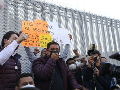 Félix Salgado Macedonio encabeza una concentración frente al Tribunal Electoral de México.