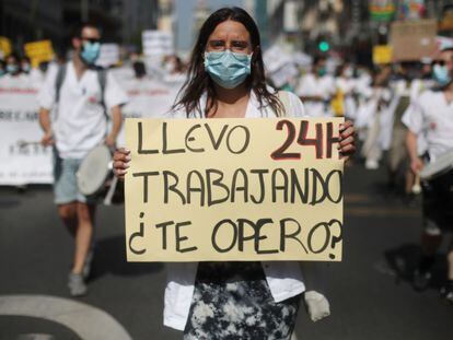 Una residente durante la manifestación de los residentes madrileños el lunes 27 de julio de 2020.