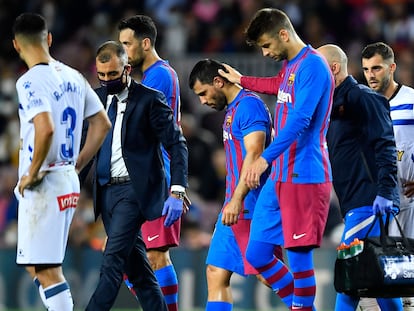 Gerard Piqué consuela a Agüero al dejar este el campo con malestar en el partido contra el Alavés.