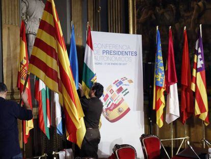Preparativos para la última Conferencia de Presidentes Autonómicos celebrada en Madrid el 17 de enero de 2017.