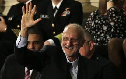 Alan Gross saluda durante el discurso sobre el estado de la Unión