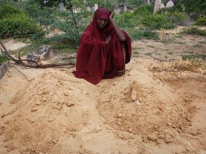 Fatuma Abdi Aliyow, sentada junto a las tumbas de dos hijos que murieron por enfermedades relacionadas con la malnutrición, en una imagen tomada en Mogadiscio (Somalia) este 3 de septiembre.