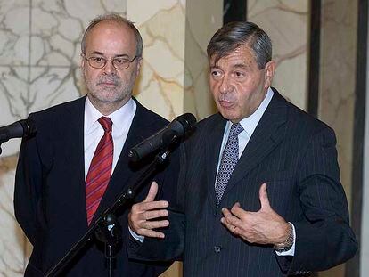 El consejero de Economía, Antoni Castells, con el profesor Pedro Nueno, en un aparte de la reunión.