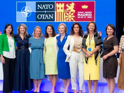 Varias ministras de Defensa y Exteriores, el 29 de junio en la Cumbre de la OTAN de Madrid. La sueca Ann Linde, entonces titular de Exteriores, es la cuarta desde la izquierda.