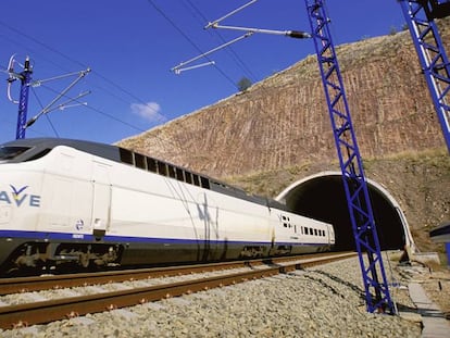 Tren de alta velocidad de la l&iacute;nea Madrid-Sevilla en 2007, cuando cumpli&oacute; 15 a&ntilde;os y a&uacute;n no se hab&iacute;a retocado la imagen de marca de Renfe.