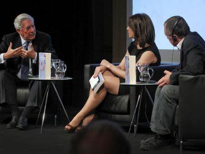 Mario Vargas Llosa y Gilles Lipovetsky (a la derecha), durante el debate que moder&oacute; Montserrat Iglesias. 