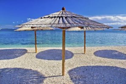 Sombrillas en la playa de Zrce, en la isla croata de Pag.