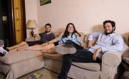 María Hernández en una foto que se tomó en salón de su casa, con sus dos compañeros de piso.
