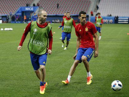 Andrés Iniesta y Sergio Busquets durante el entrenamiento previo al partido contra Turquía.