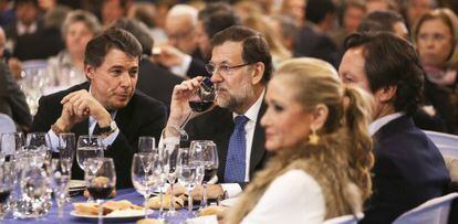 De izquierda a derecha: Ignacio Gonz&aacute;lez Mariano Rajoy Carlos Floriano y Cristina Cifuentes en la cena de Navidad del Partido Popular en Madrid 