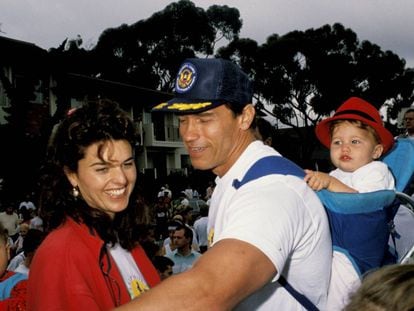 Maria Shriver, Arnold Schwarzenegger y su hija Katherine en 1990.
