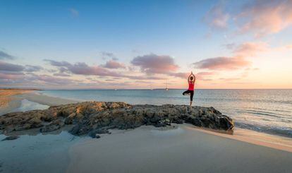 Yoga en una playa de Formentera (Islas Baleares).