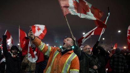 Manifestantes en la frontera entre Canadá y EE UU, este viernes 11 de febrero.