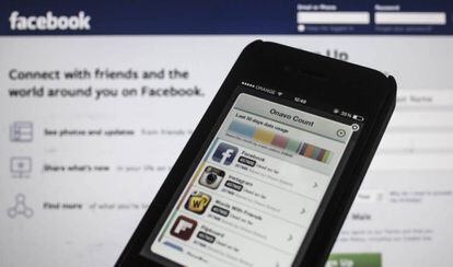 Un móvil muestra una cuenta de Onavo frente a una pantalla de ordenador en la que aparece la página de inicio de Facebook en Tel Aviv (Israel). 