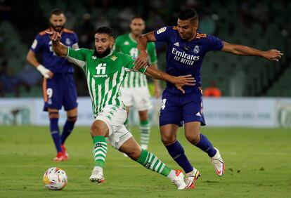 Fekir y Casemiro disputan el balón.