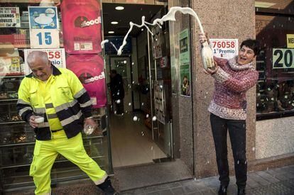 Un punto mixto de loterías de Derio ha vendido un décimo del número 76058, agraciado con el Gordo en el Sorteo Extraordinario de Navidad. Dos décimos del Gordo han sido vendidos en terminal electrónica en la citada localidad vizcaína y en Bilbao, lo que supone en total un premio de 800.000 euros.