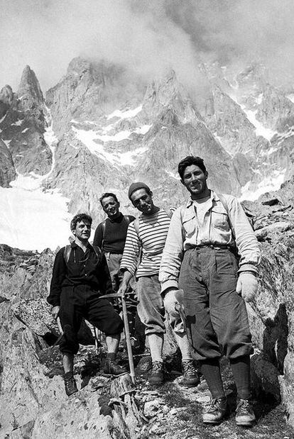 Walter Bonatti, a la derecha, ascendiendo el Mont Blanc en 1955.