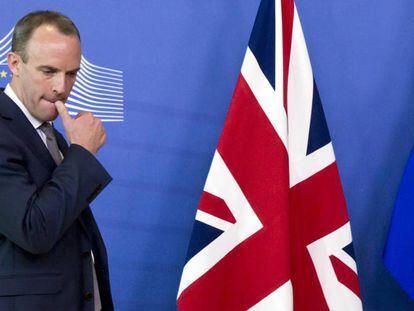 Dominic Raab, ministro para el Brexit que este jueves ha dimitido de su cargo, en una reunión en Bruselas el pasado agosto.