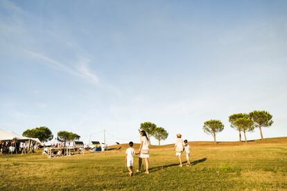 Llega la novena edición de White Summer Costa Brava, del 1 al 23 de agosto en Masos de Pals. El objetivo: reforzando su compromiso con el territorio del Baix Empordà, y con el objetivo de reactivar la cultura y economía locales. Cuenta con un cartel cultural, en el que participarán más de 40 artistas y 20 estilos musicales, como Tildo Muxart, multiinstrumentista barcelonés, el blues de Andreu Martínez, la voz folk de Núria Duran, o el trío de trompeta y electrónica Ominira. También hay cabida para diseñadores emergentes mediterráneos en Design Partners. Otro de los puntos fuertes es la gastronomía, con más de 25 puntos de restauración repartidos por toda la extensión del terreno se encuentran Cuines del món de la mano de la asociación Avui no cuino y su propuesta internacional capitaneada por el chef Ignasi Novell. www.whitesummer.es