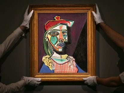 Galeristas sujetan una obra de Pablo Picasso valorada en 50 millones de dólares en la casa de subastas Sotheby de Londres (Reino Unido), el 22 de febrero de 2018.