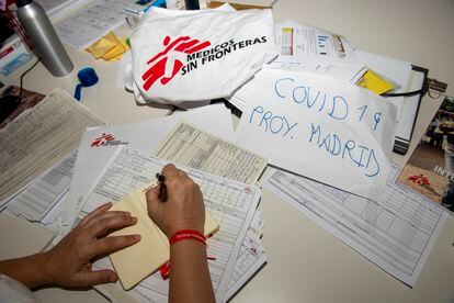 Mesa de trabajo de Miriam Alía, durante su entrevista en la sede de Médicos sin Fronteras en Madrid.